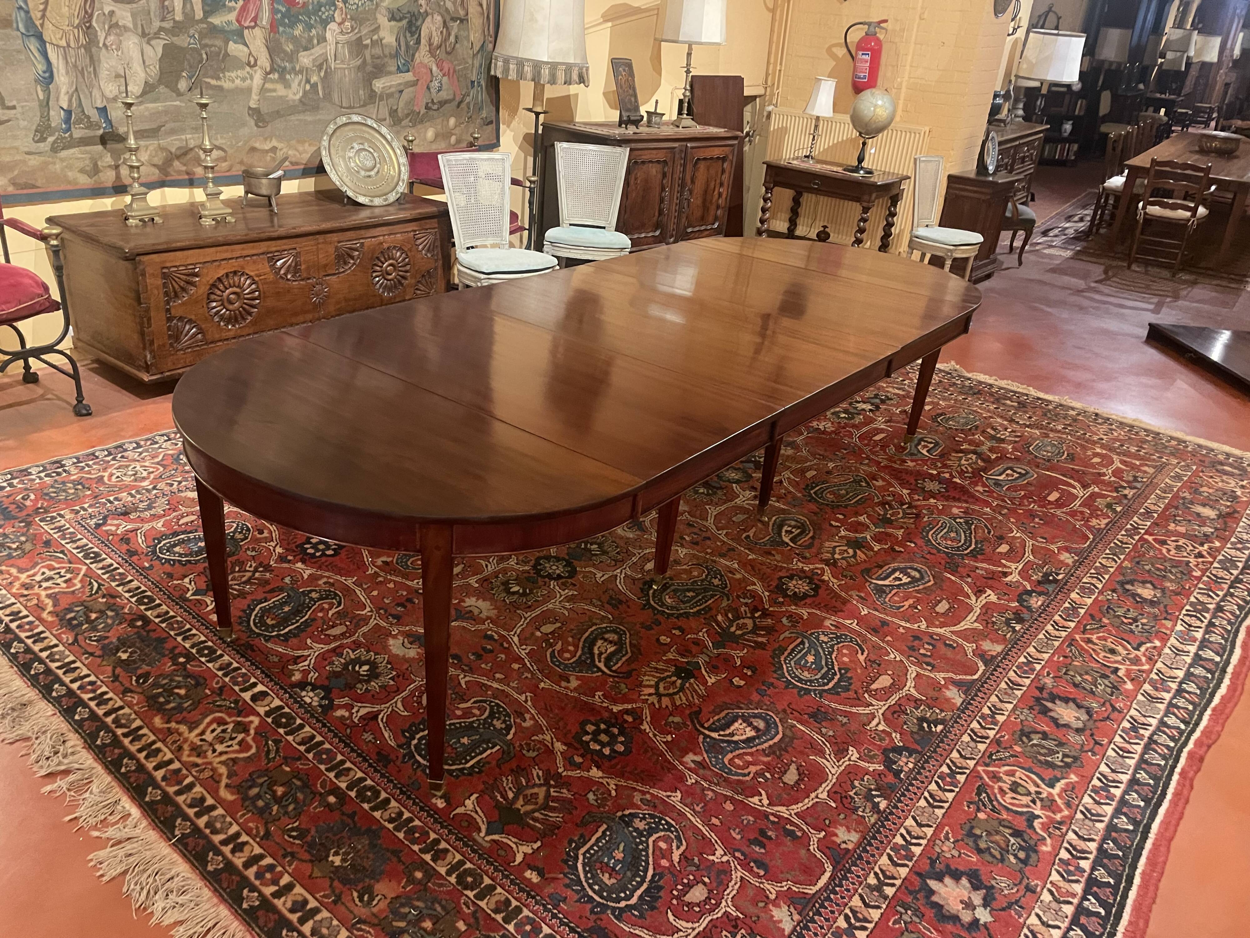 Extendable Louis XVI style mahogany dining table from the Directoire period
