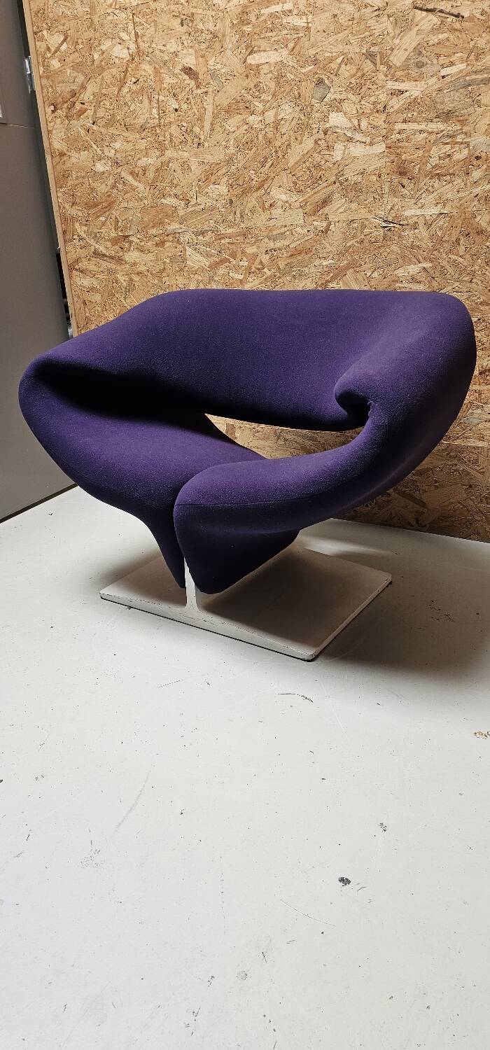 Artifort Ribbon chair designed by Pierre Paulin in 1960.
