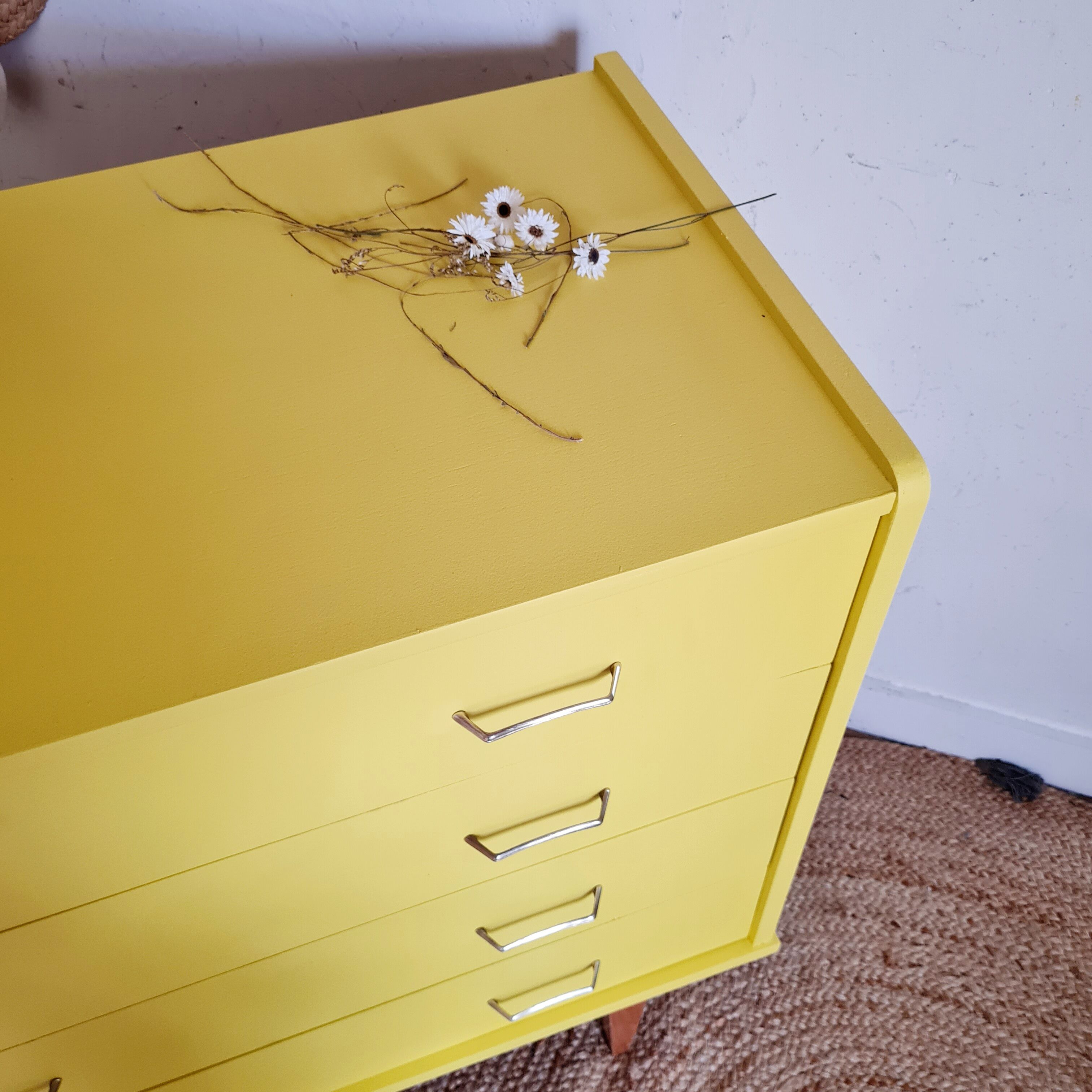 Commode feet compass yellow