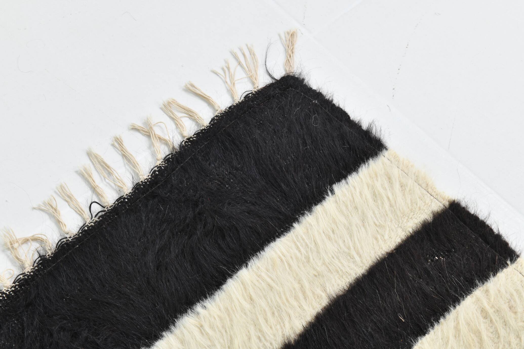 4x7 Cream & Black Angora Kilim Rug, 135x206Cm