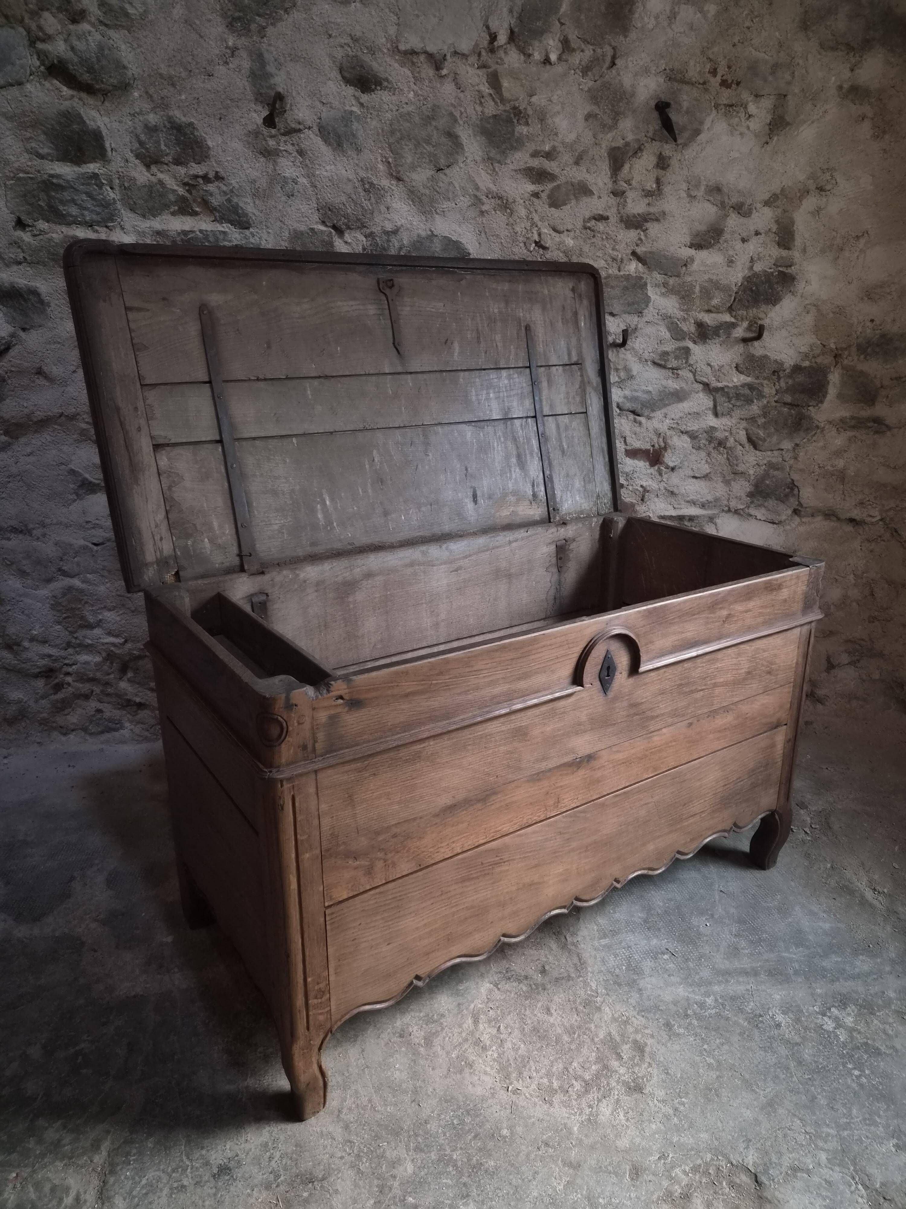 Antique marriage chest in oak / blanket chest – 18th century, Auvergne, France