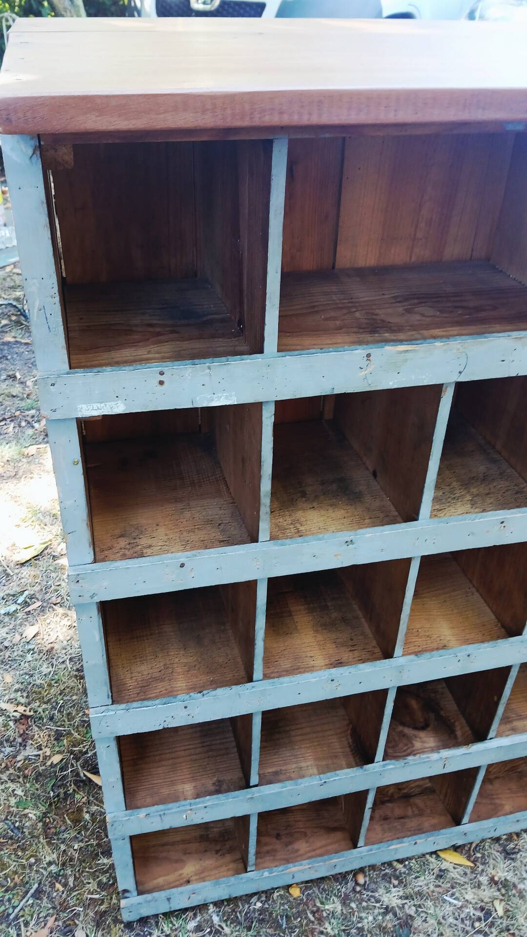 Workshop furniture with double-sided lockers