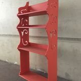 Étagère avec découpes en volute