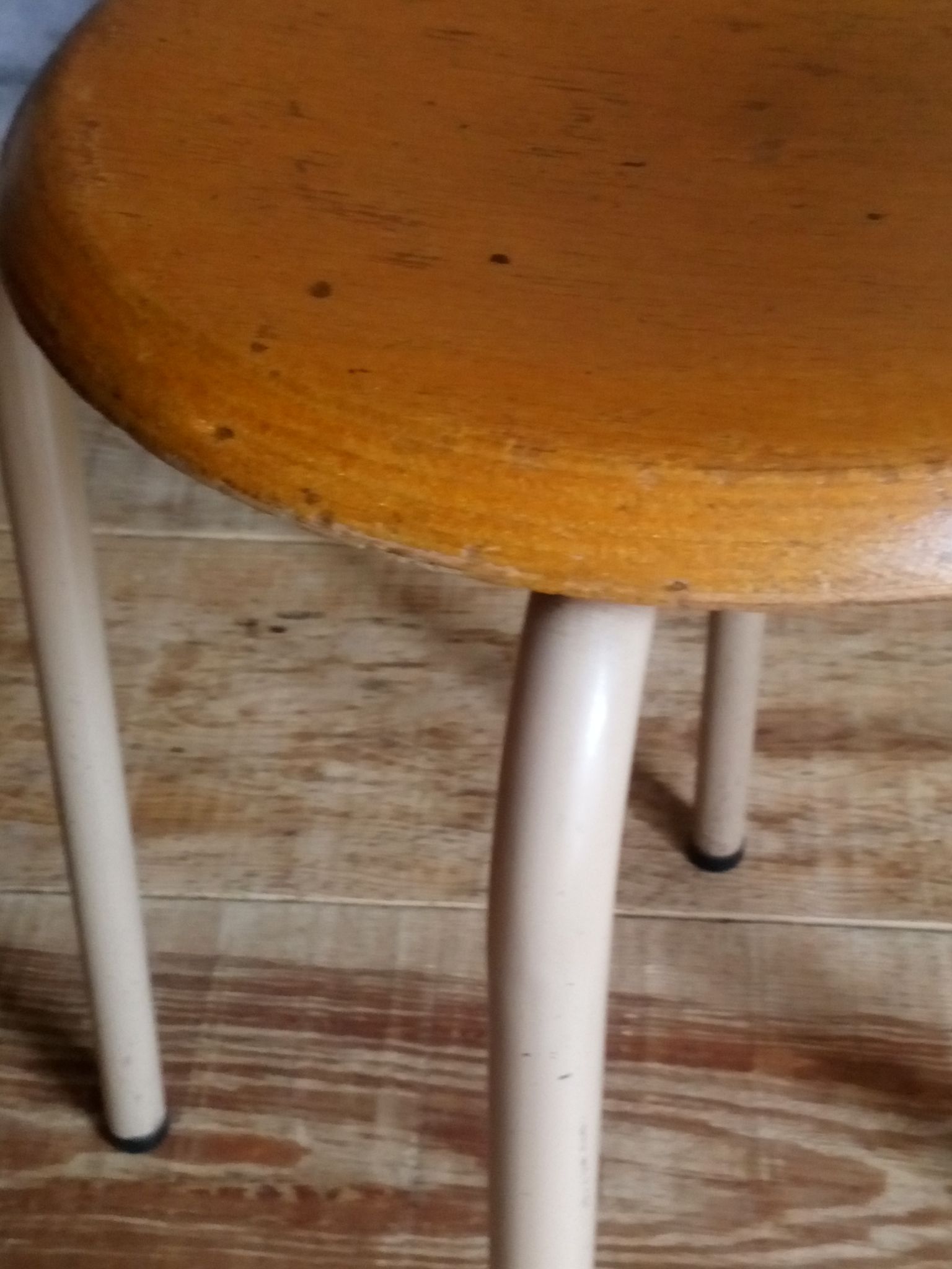 Workshop stool feet in metal tubes