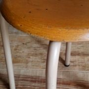 Workshop stool feet in metal tubes