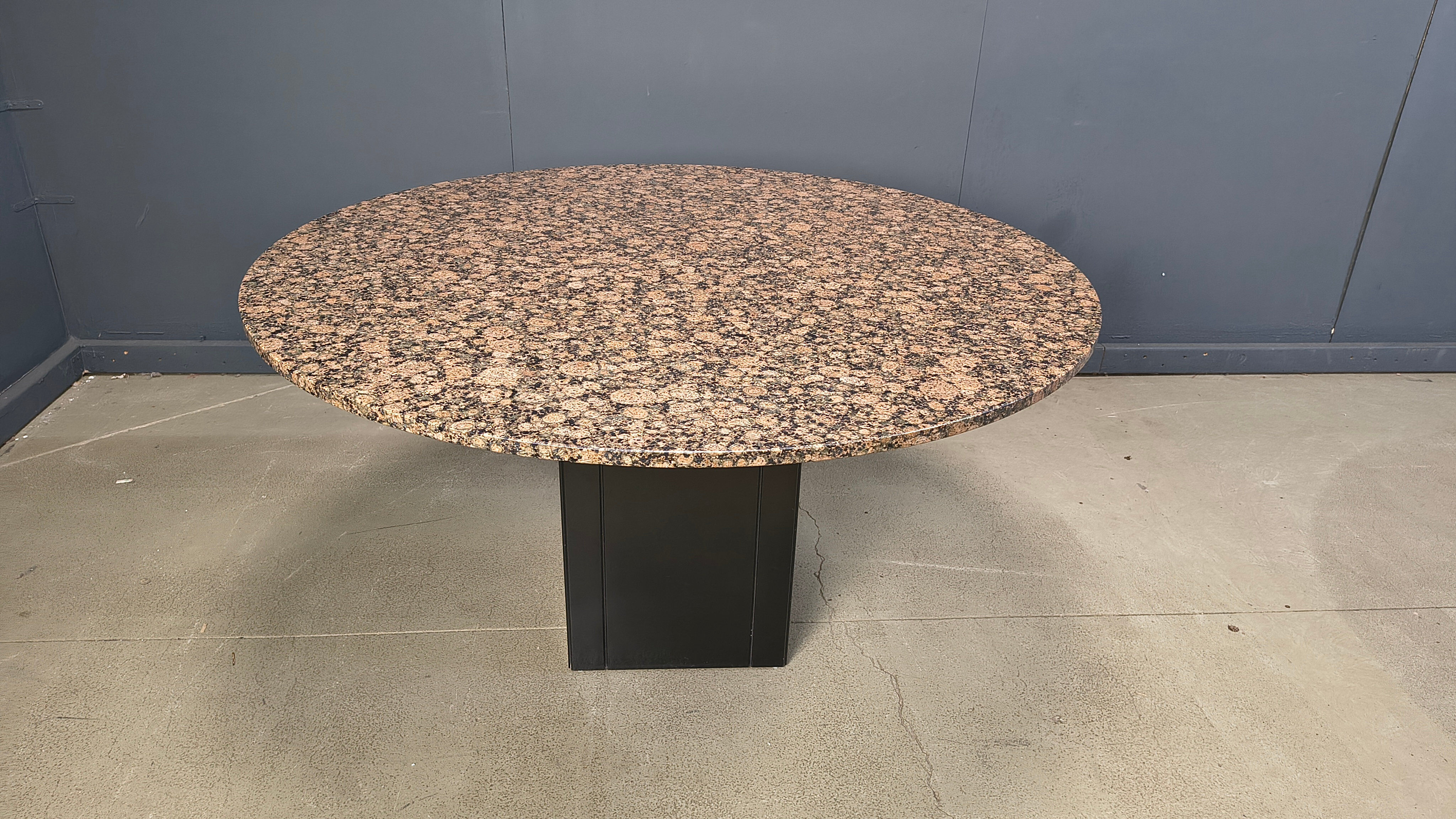 Table ronde en granit vintage, années 1970