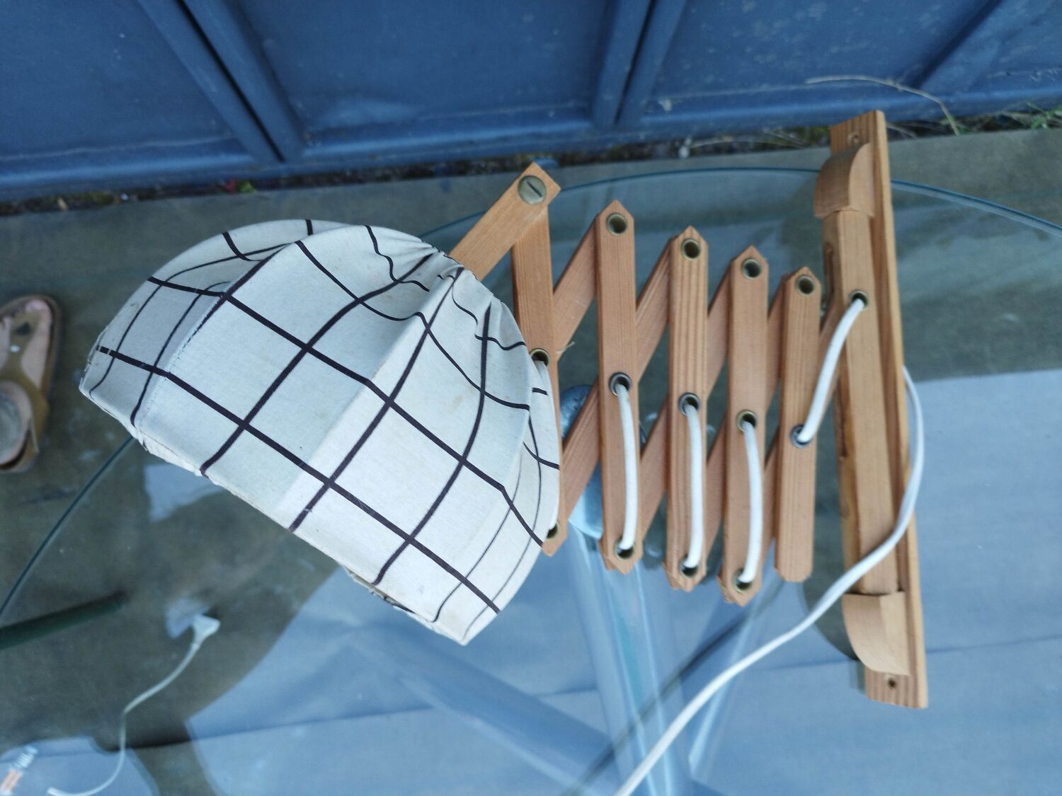 Articulated arm scissor wall light