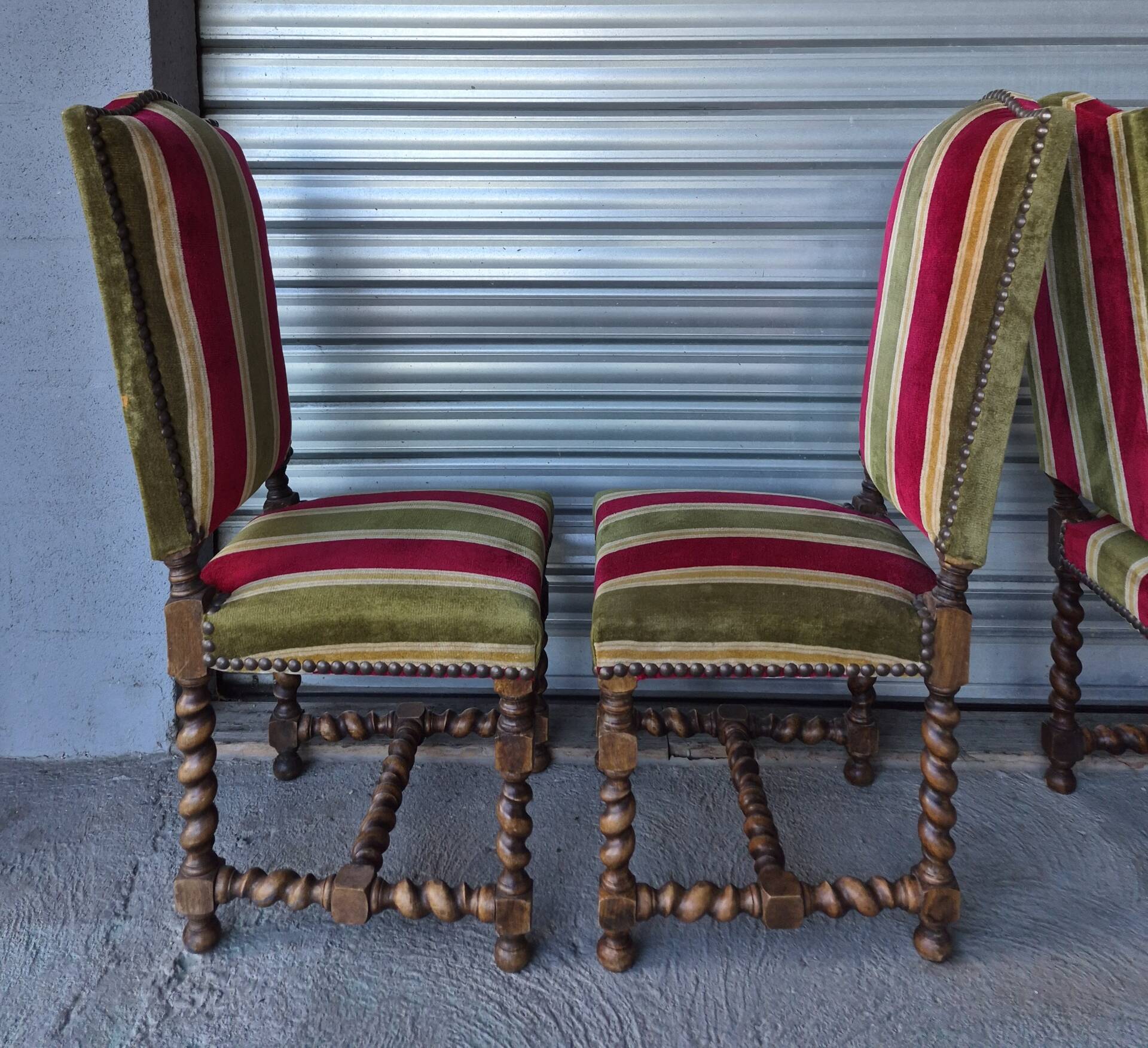 Set of 6 Louis XIII style chairs in turned wood and velvet.