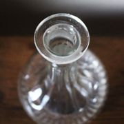 Carafe, flacon ancien en verre rond canelé