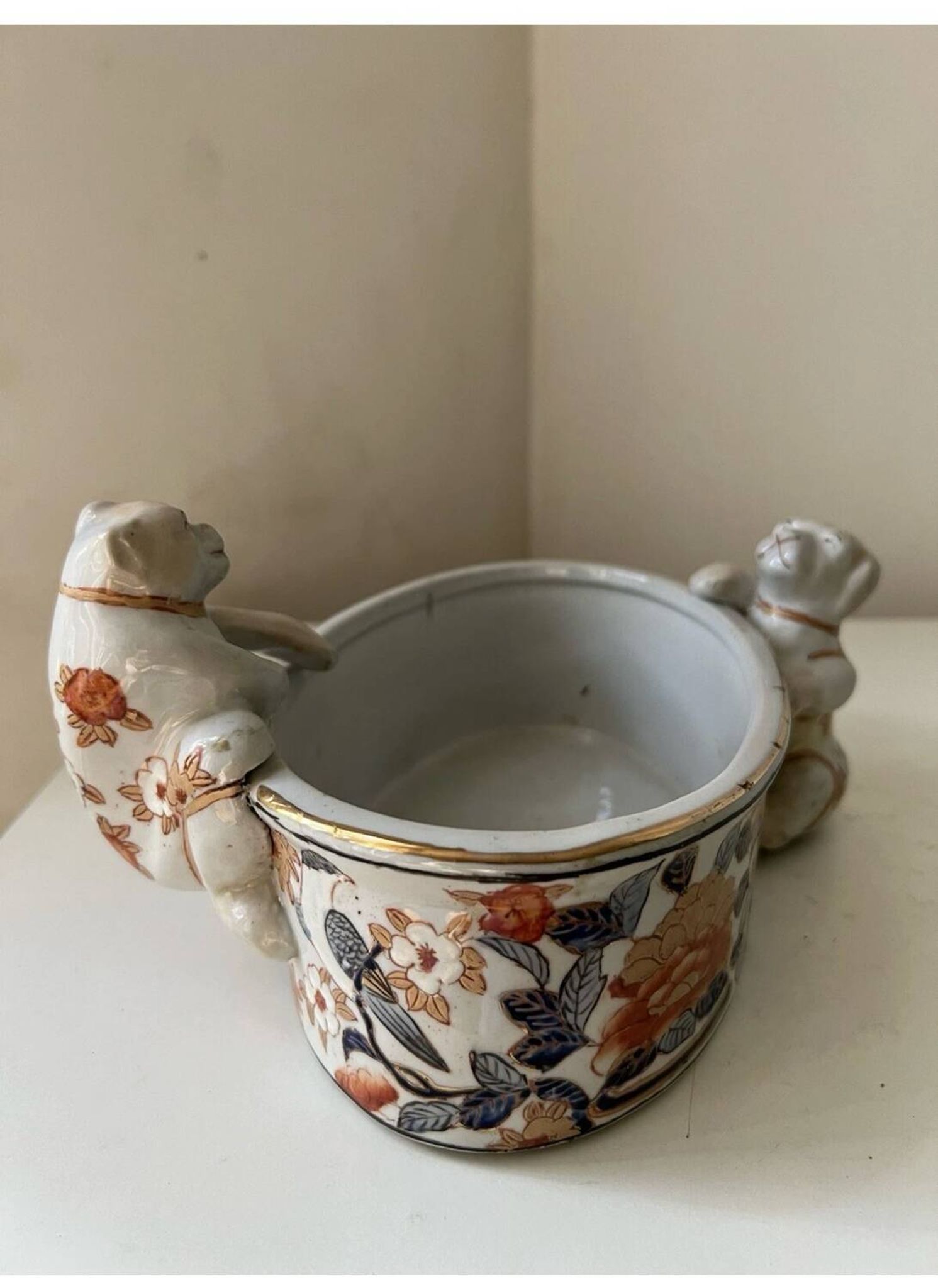 Antique Imari planter with zoomorphic dog decoration, 19th century.