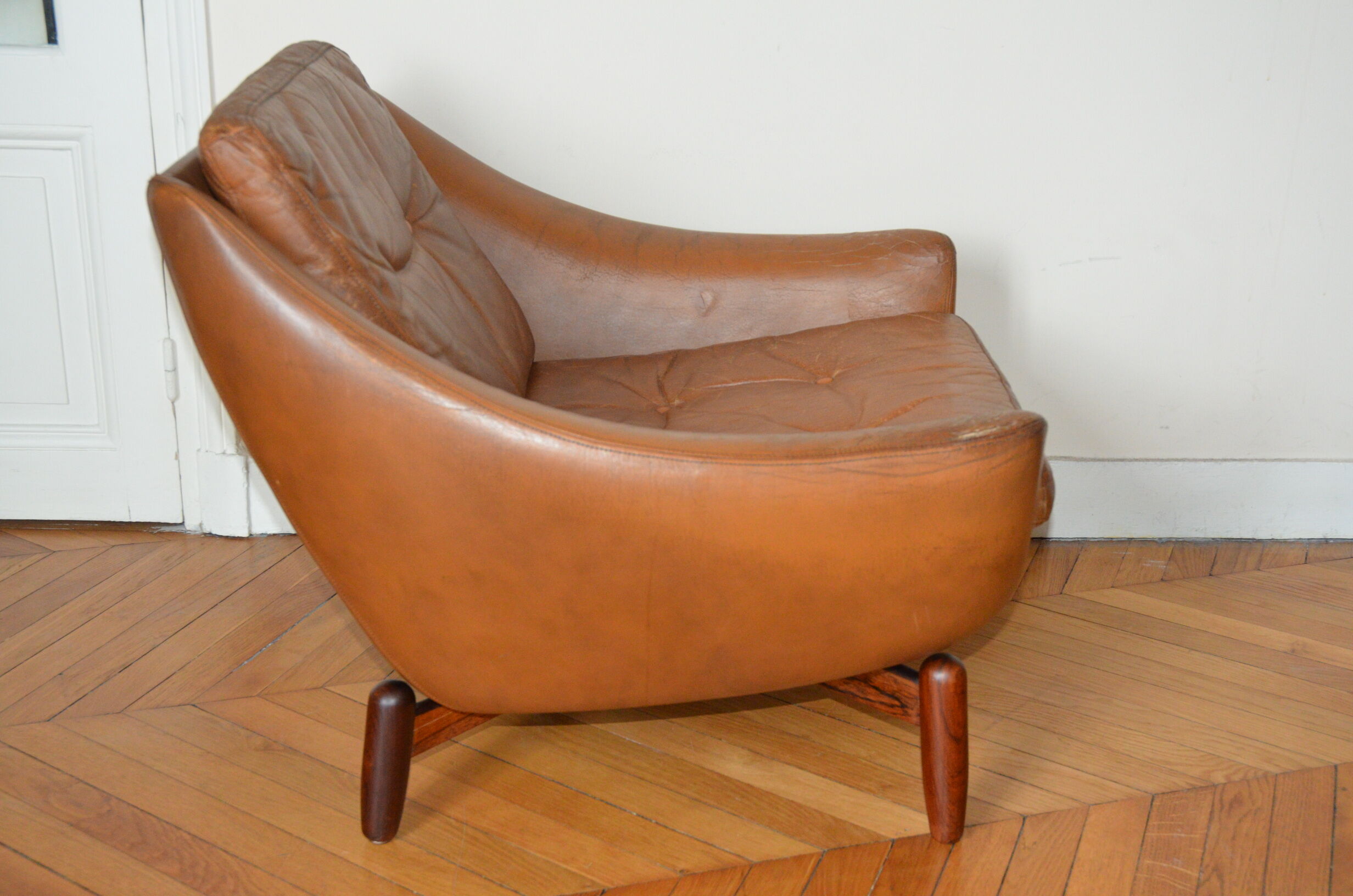 Scandinavian armchair in camel patinated leather