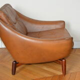 Fauteuil Scandinave en cuir patiné camel