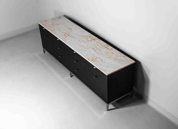 Rare buffet de direction de Florence Knoll en marbre rose aurore, années 1960