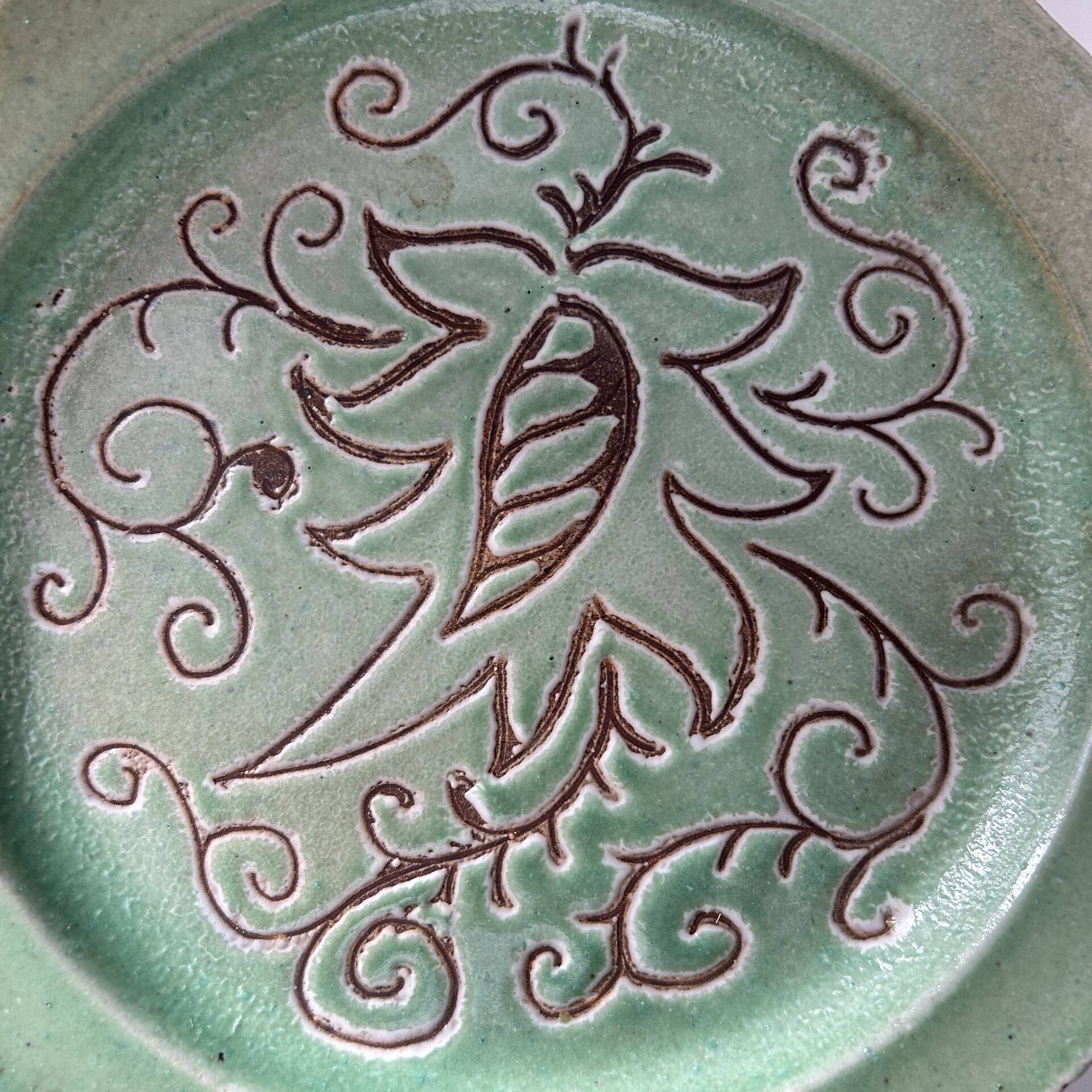 Plat floral signé Abbaye du Bec