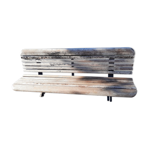Banc public en latte de bois et