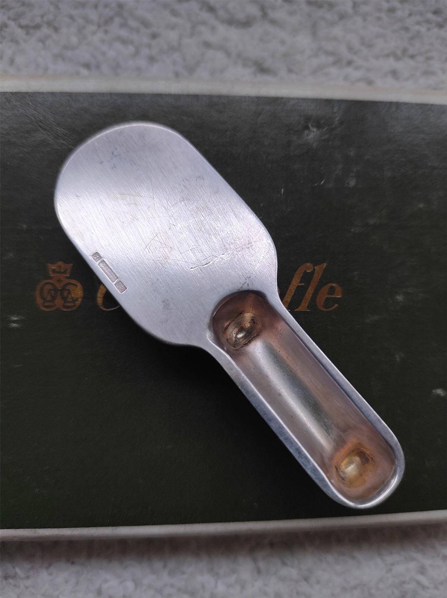 Set of 6 Christofle knife rests in the Strié model in silver-plated metal.
