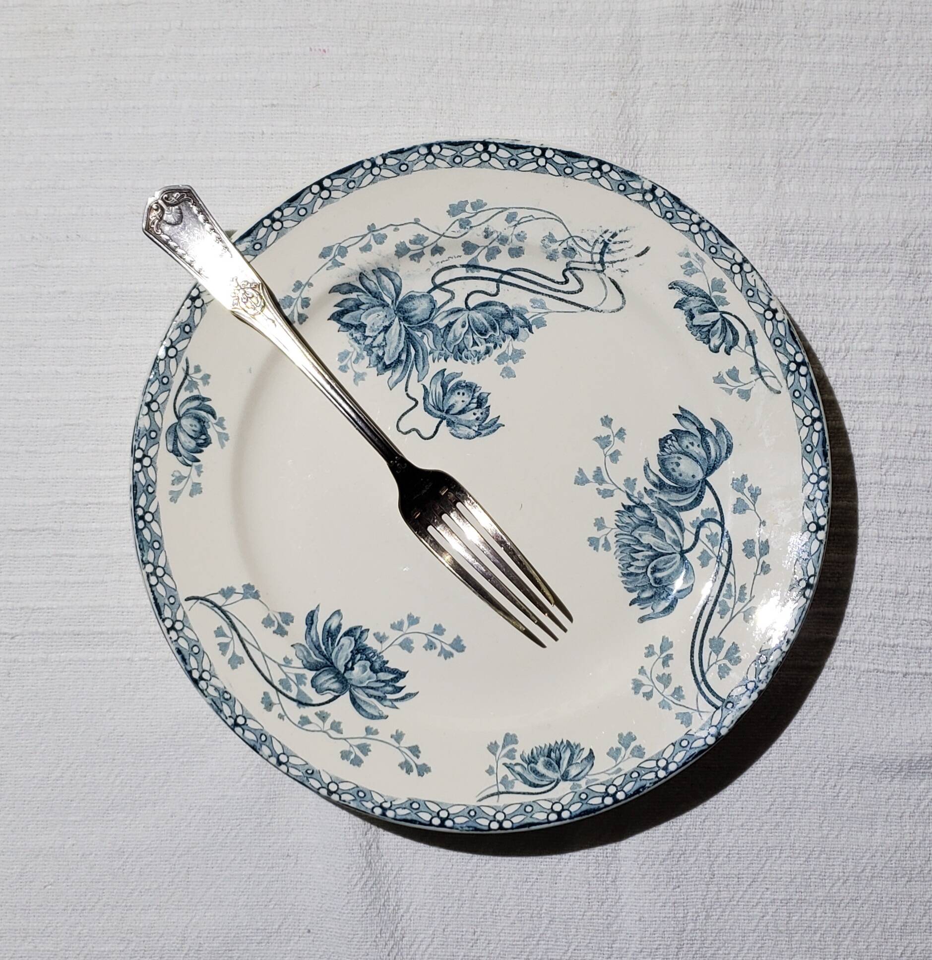 Lot de 4 assiettes plates de la faïencerie de Sarreguemines modèle Royat