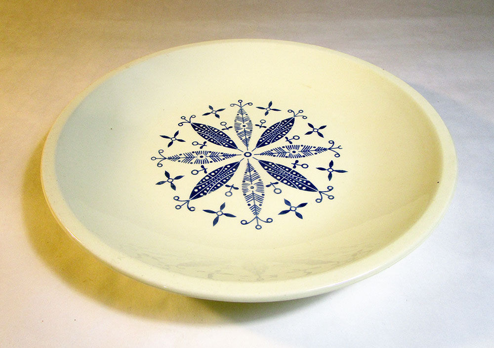 Gien hollow dish with blue flowers