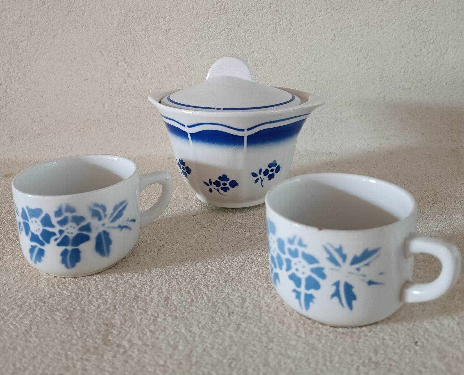 Set of 2 cups and an sugar bowl in iron earth