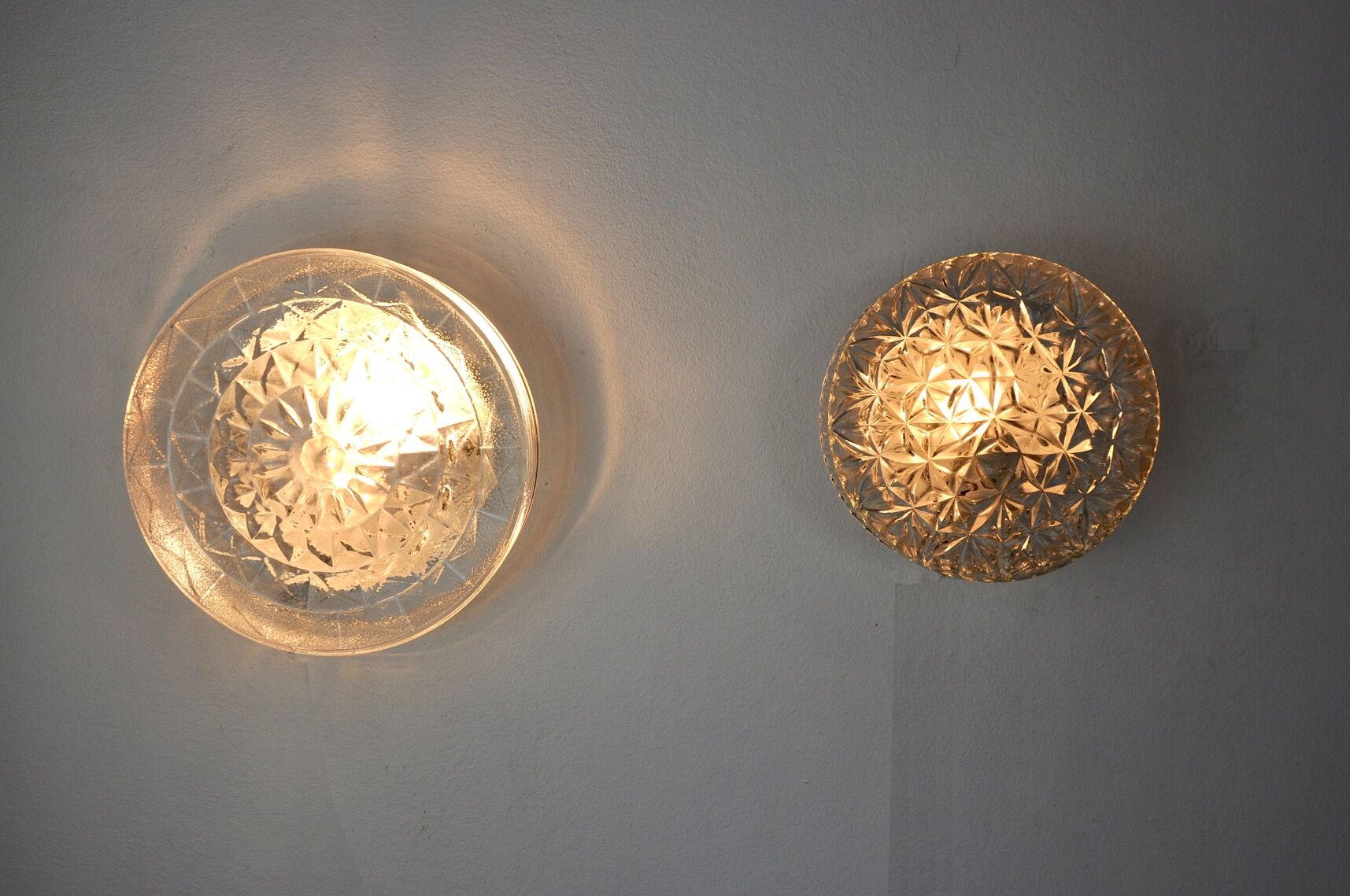 Duo of wall lamps peris andreu, cut glass, spain, 1970