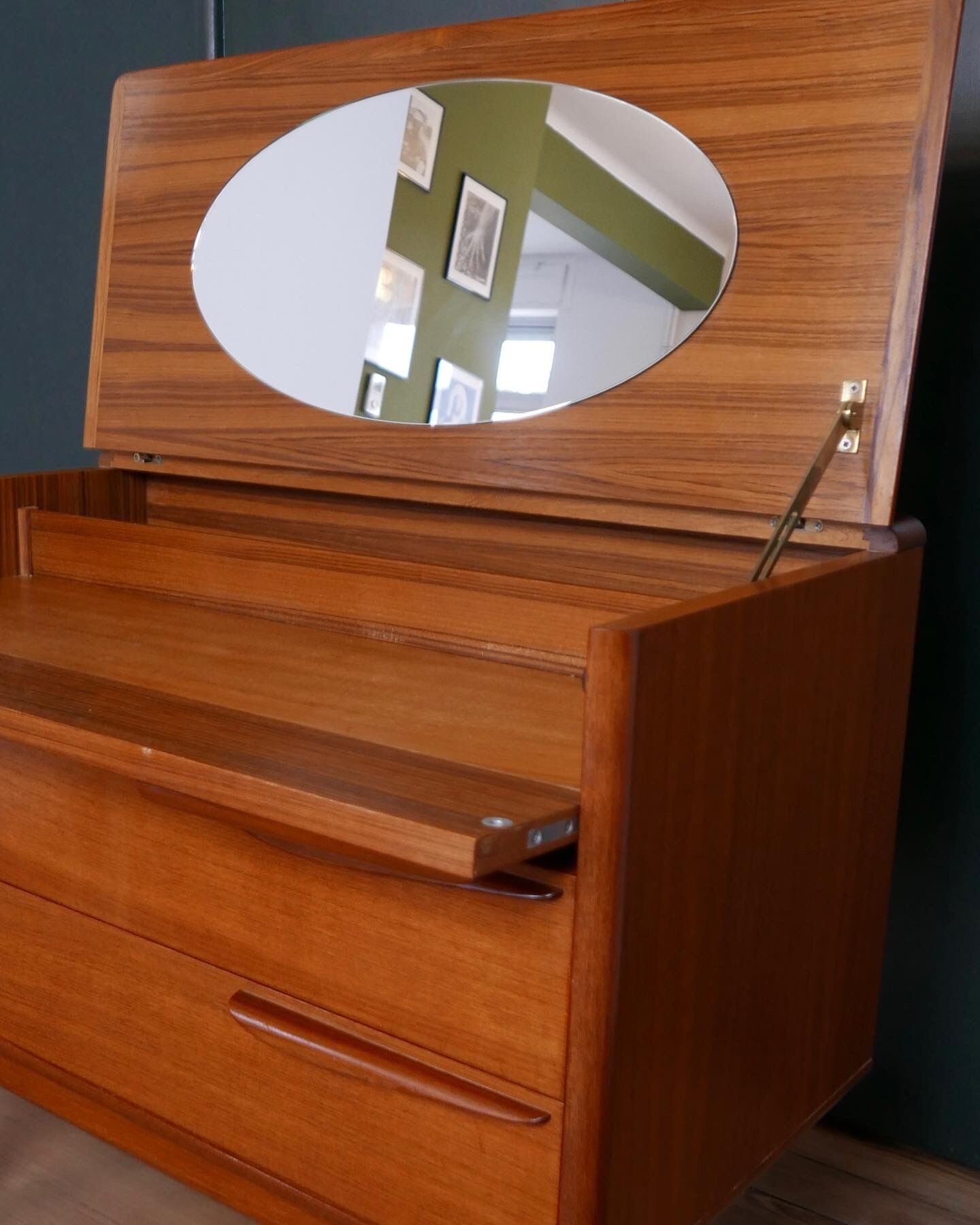 Commode coiffeuse Tricoire et Vecchione