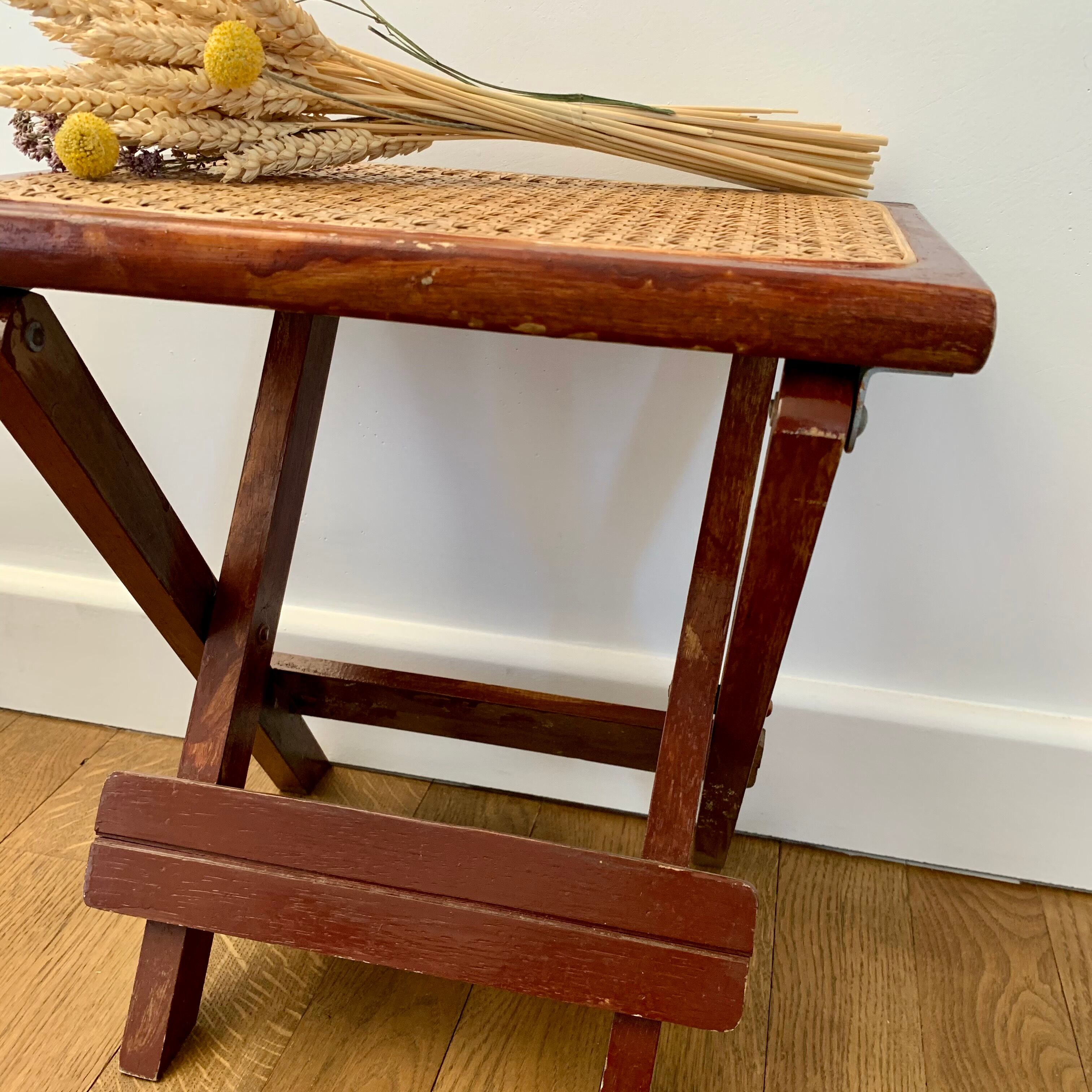 Cannage sitting stool