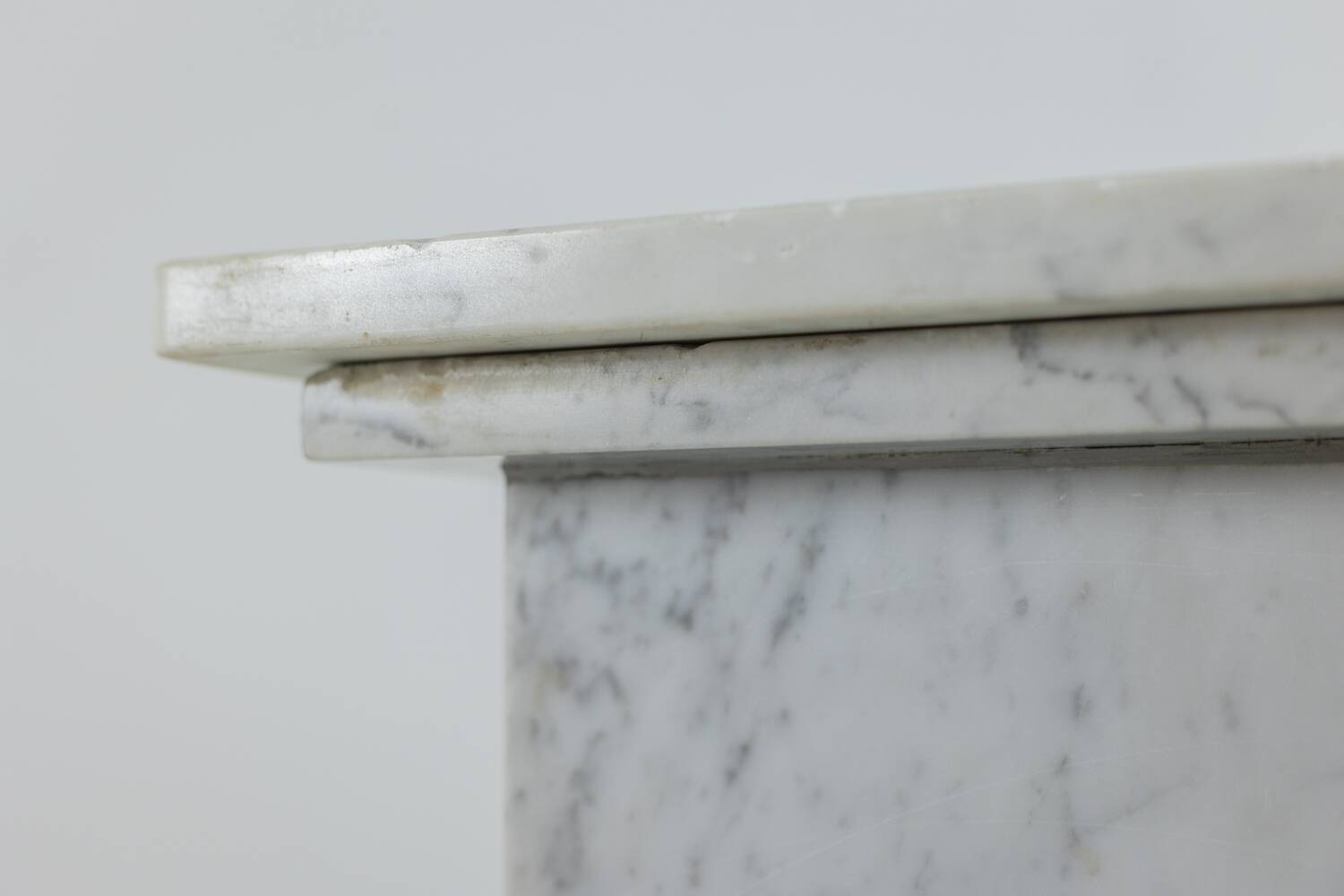 Pair of Art Deco style columns, in white marble, 20th century