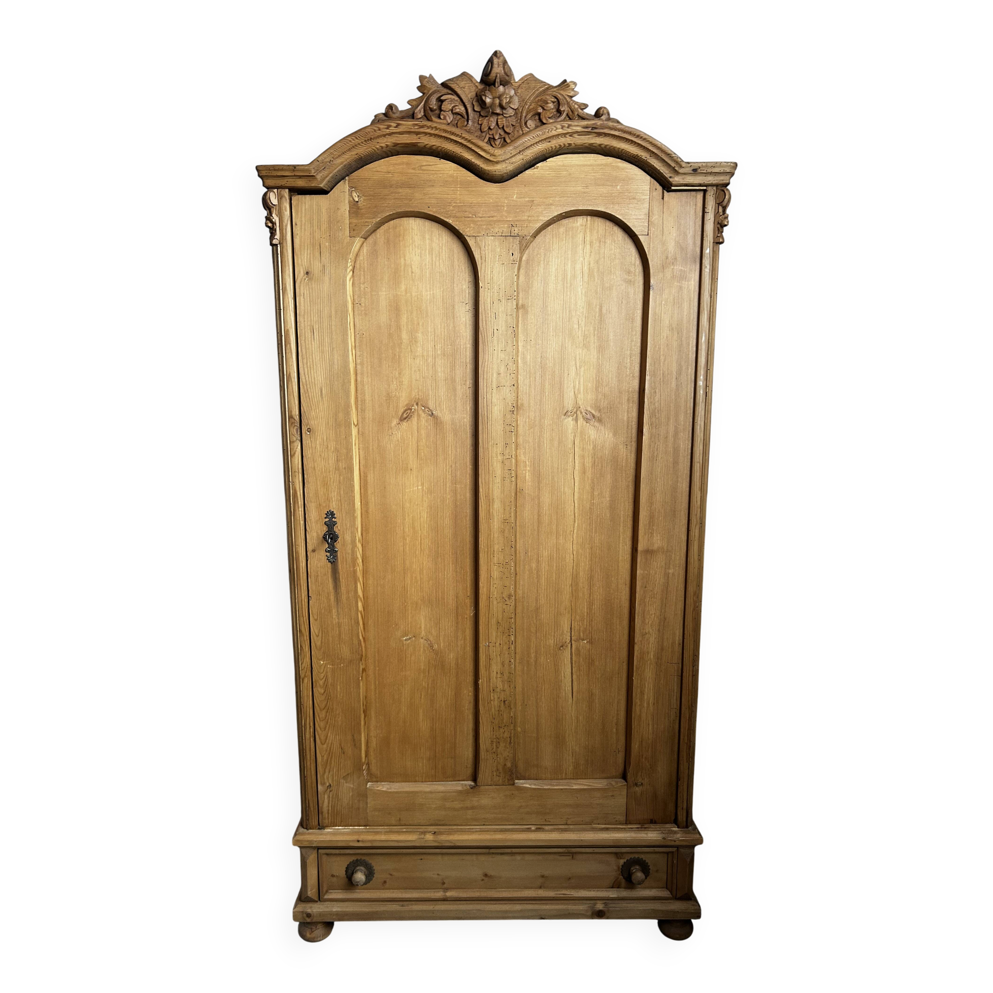 Large country pine bonnetière with carved details.