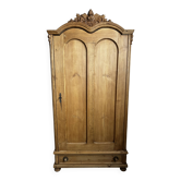 Large country pine bonnetière with carved details.