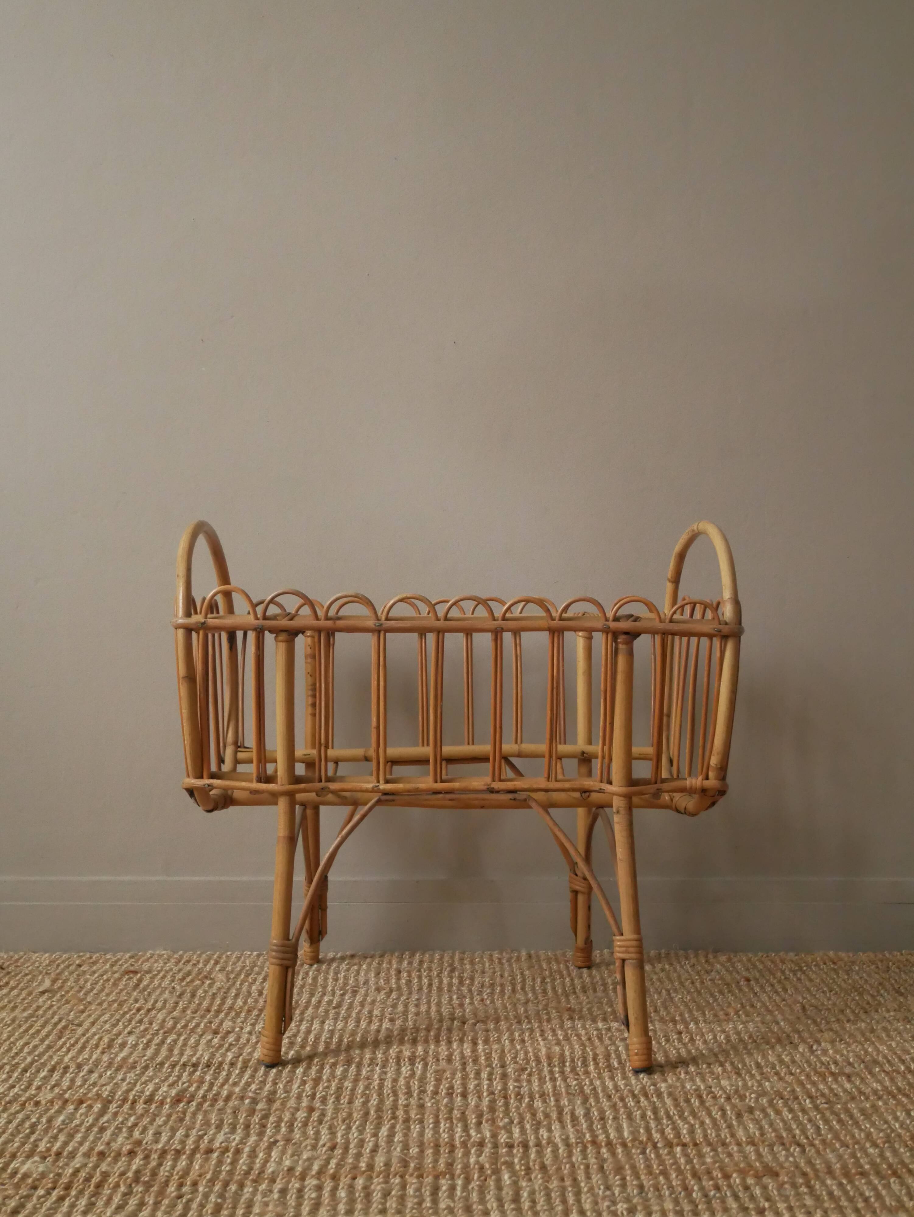 Berceau en rotin osier vintage design scandinave rétro lit de poupée jouet ancien