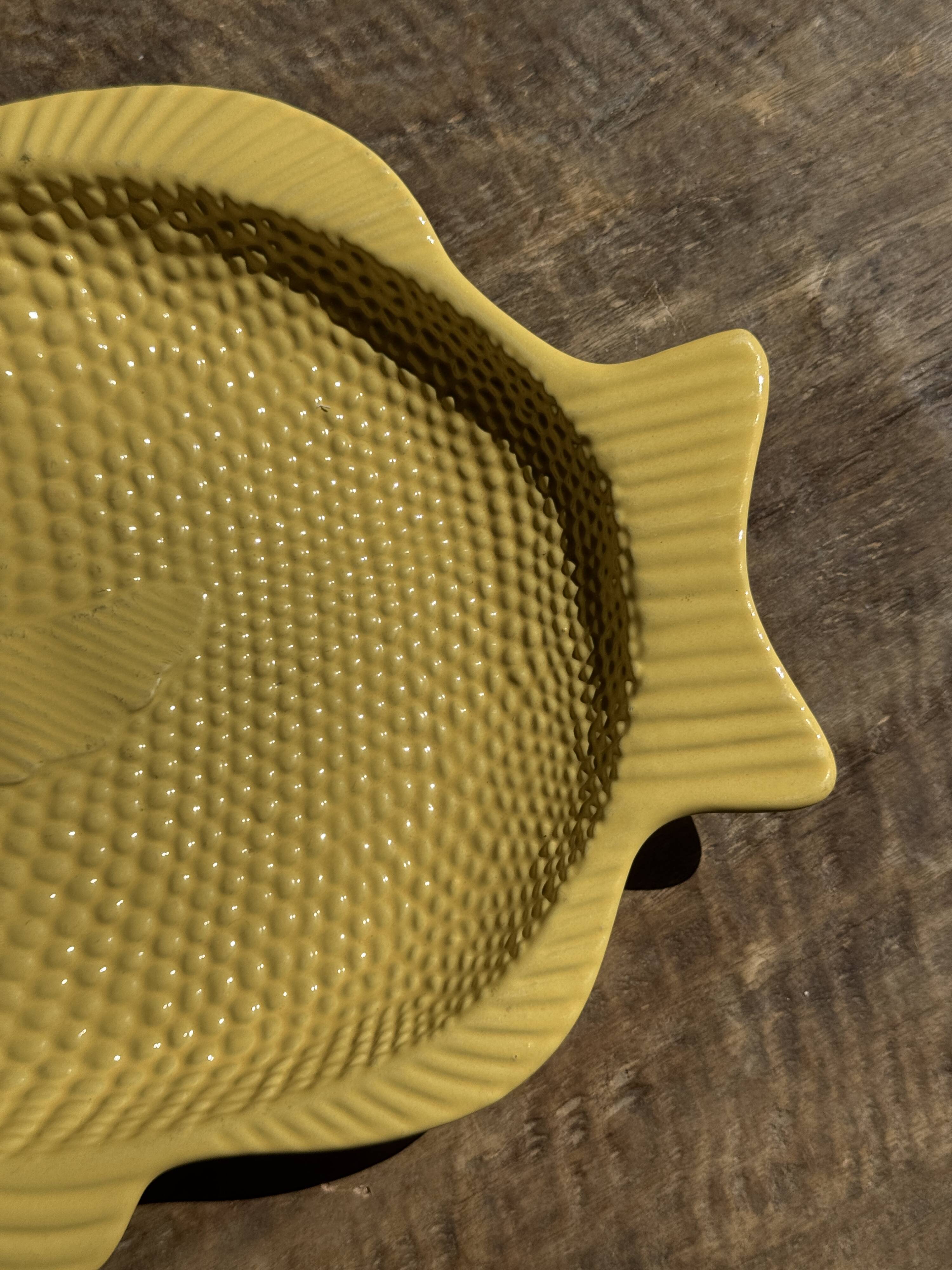 Yellow fish-shaped dish L38