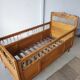Lit bébé vintage bois verni et osier tressé