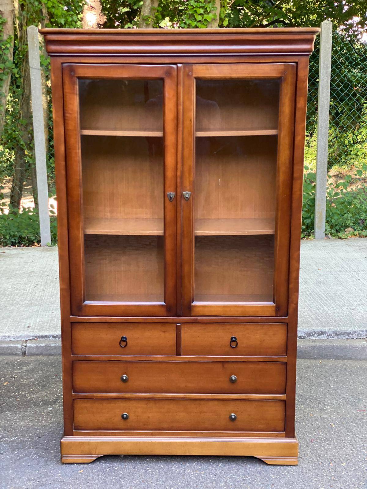 Vitrine Louis philippe en bois massif et placage années 80