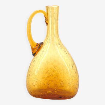 Carafe en verre bullé ambré de Biot, années 70