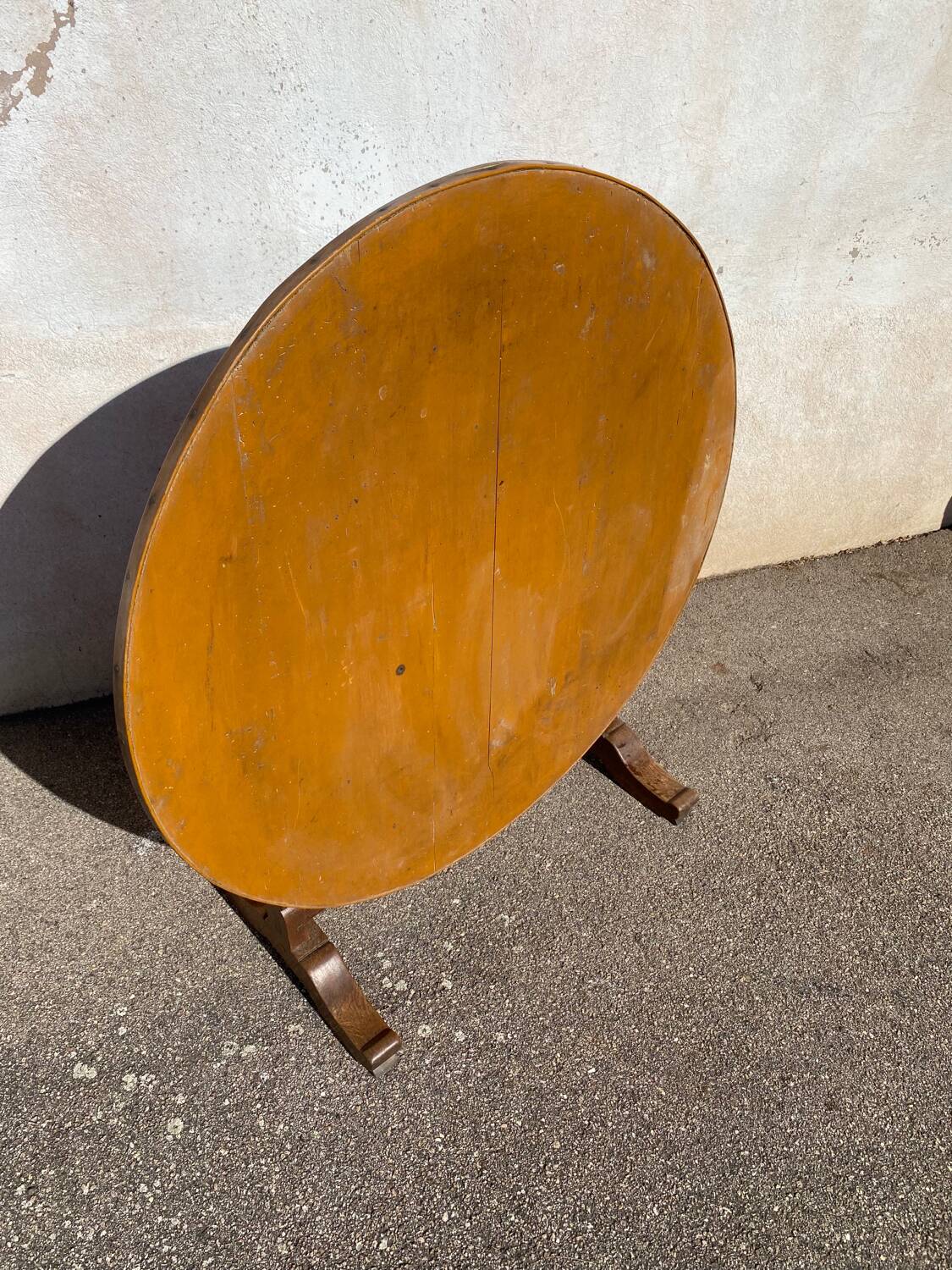 Round winegrower's table