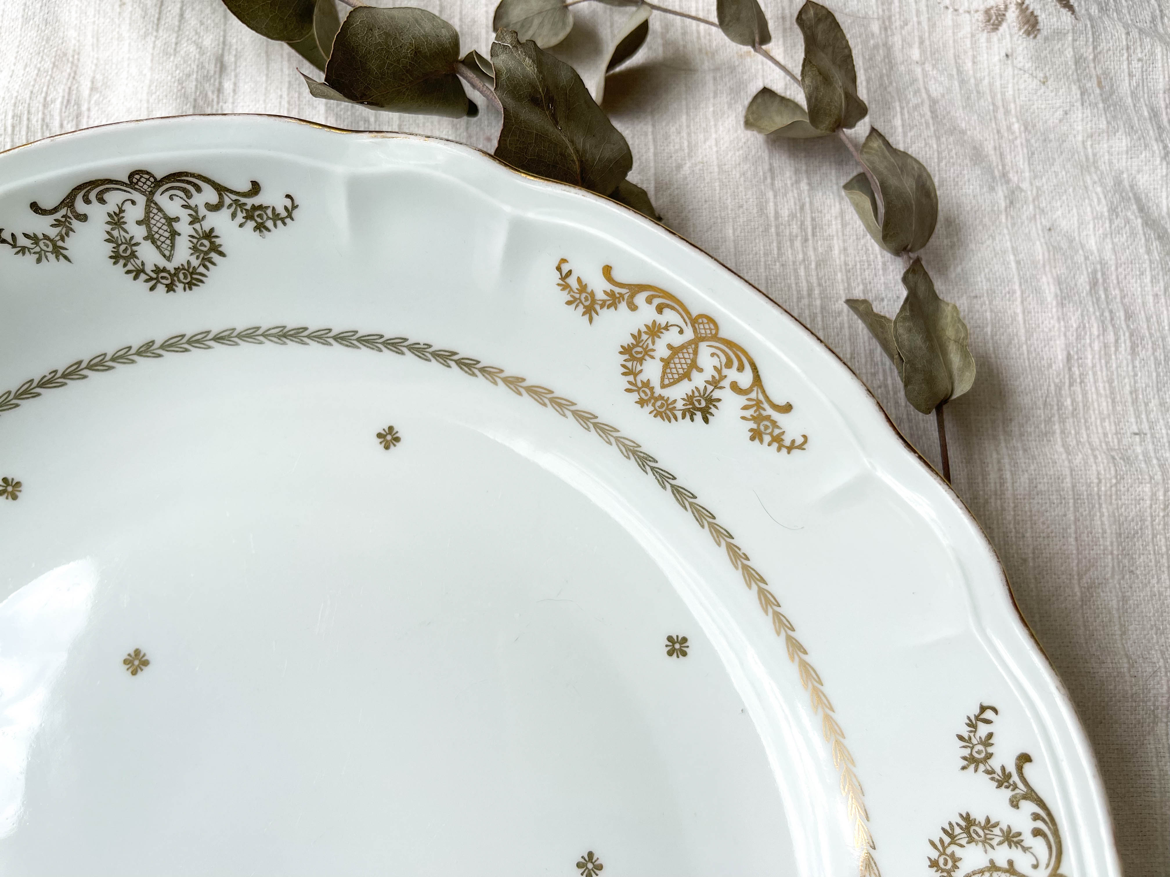 Hollow dish golden white porcelain berry