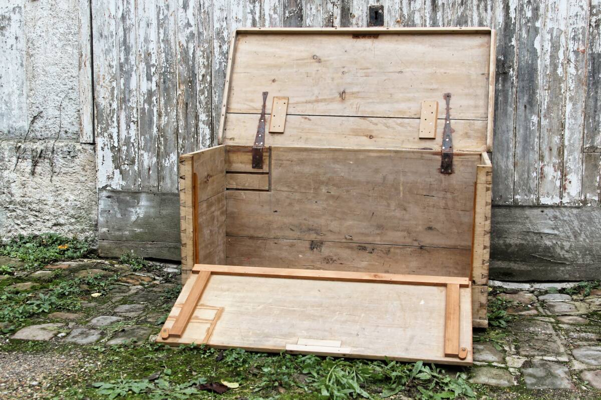 Old wooden chest, dovetail assembly