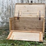 Old wooden chest, dovetail assembly