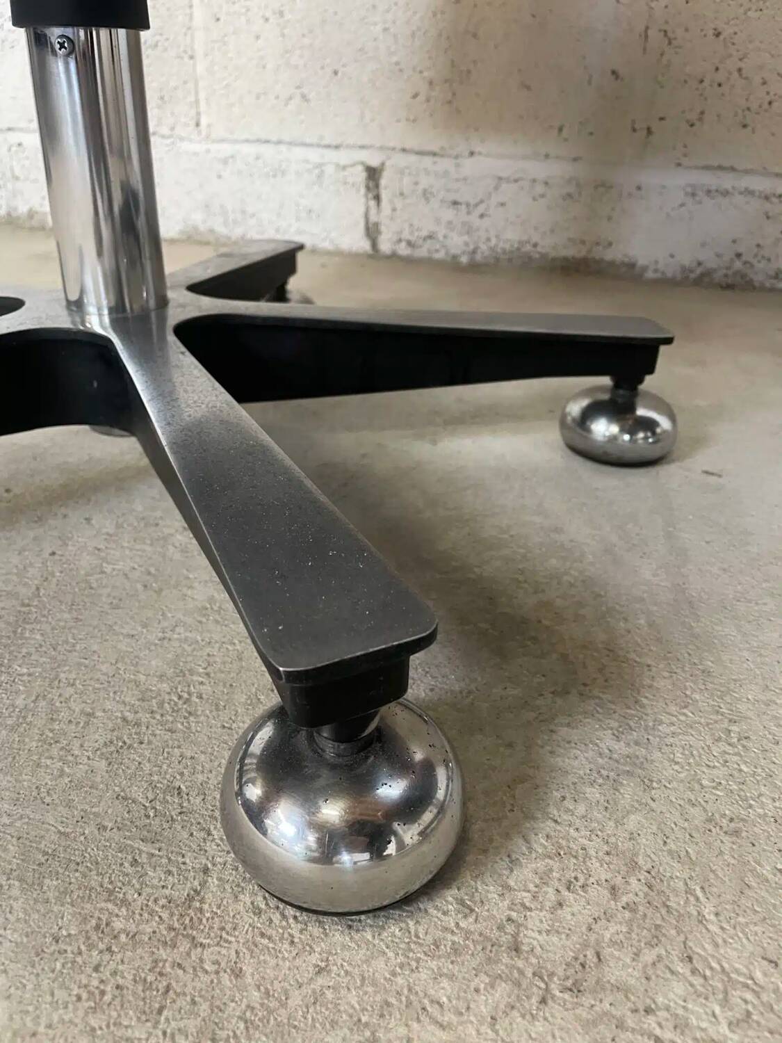 Pair of brown leather armchairs 1980