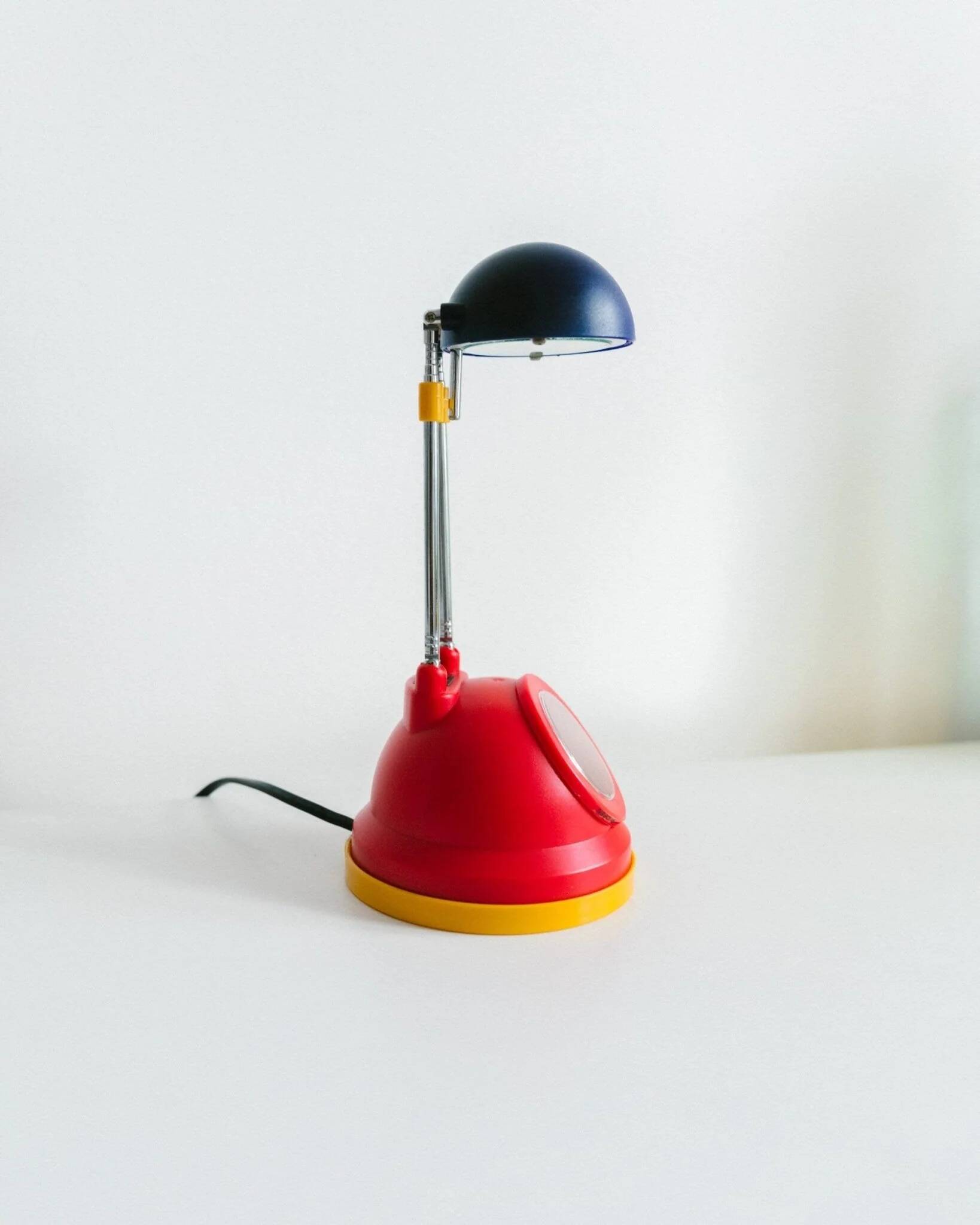 Blue-painted metal shade, chrome articulated arm desk lamp in Memphis-style 80s Pop Art with red base and yellow accents