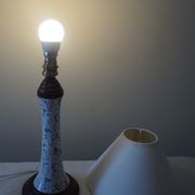 Lampe à poser de table de chevet d’appoint en faïence et socle en bois