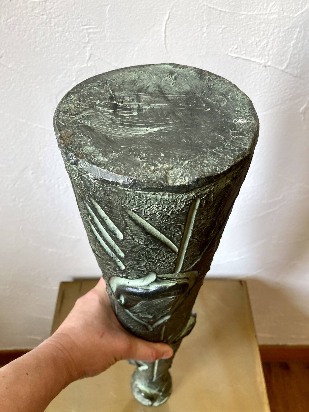 Vase longiligne à décor stylisé brutaliste, dans le goût de Ballesti