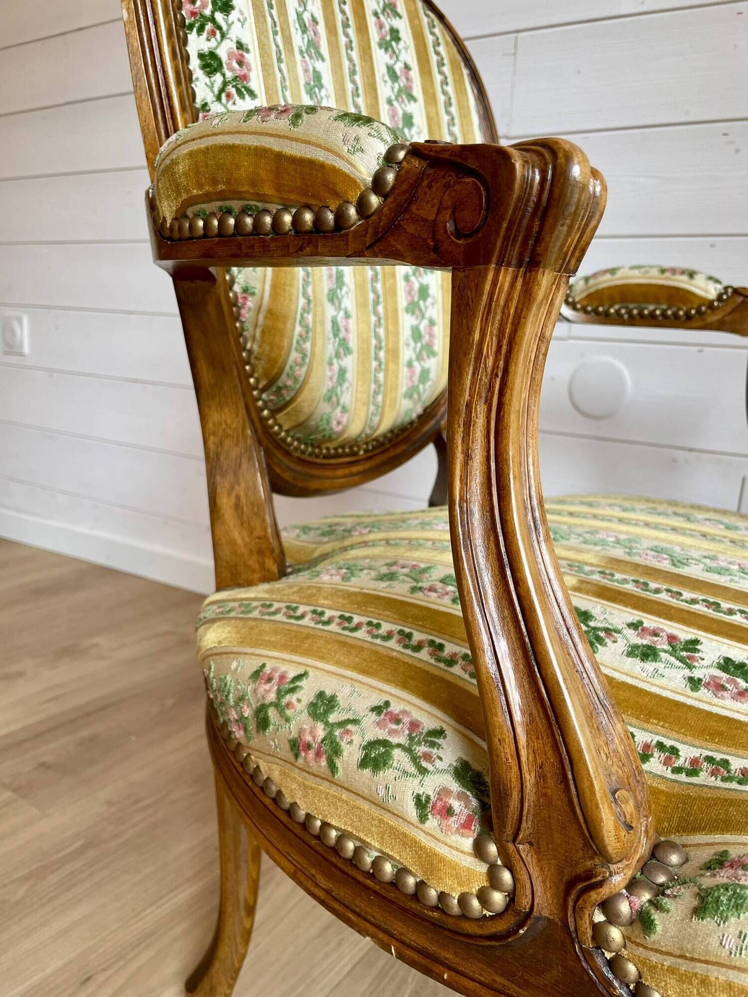 Vintage Louis XVI style medallion armchair – Carved wood and fabric