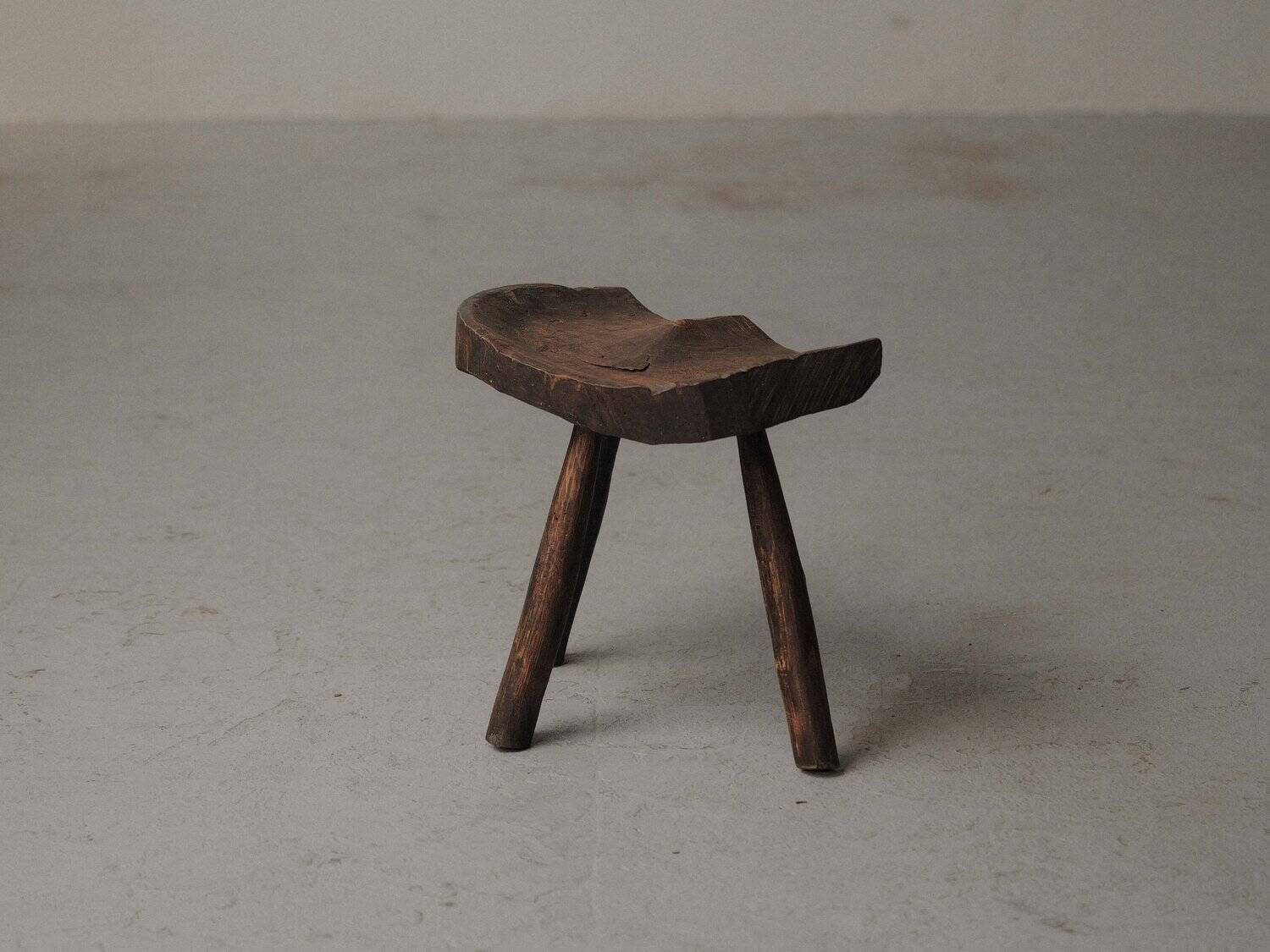 Milking stool in solid wood, Folk art, Cévennes, around 1900