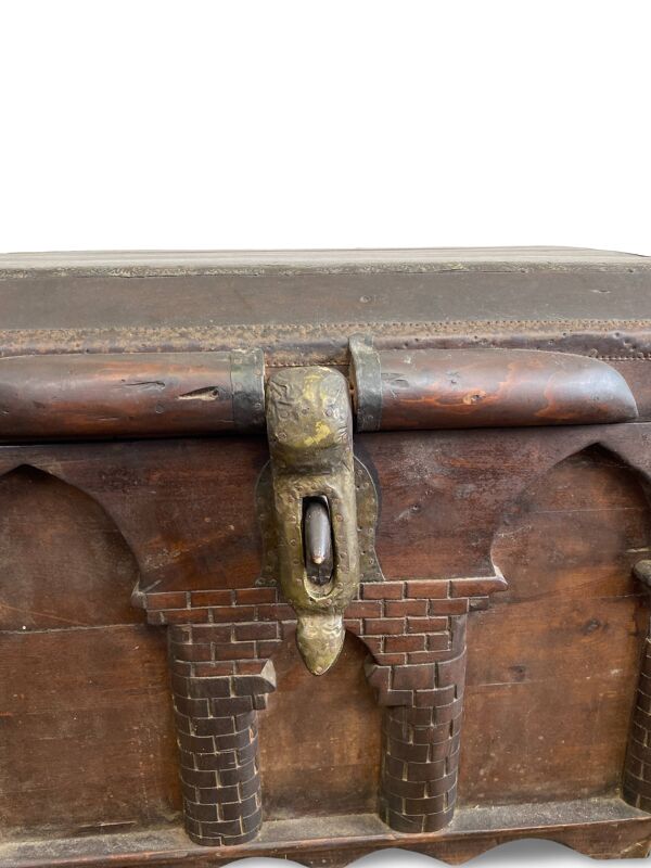 Coffre ancien gothique XVIIIème en bois sculpté et cuir