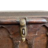 Coffre ancien gothique XVIIIème en bois sculpté et cuir