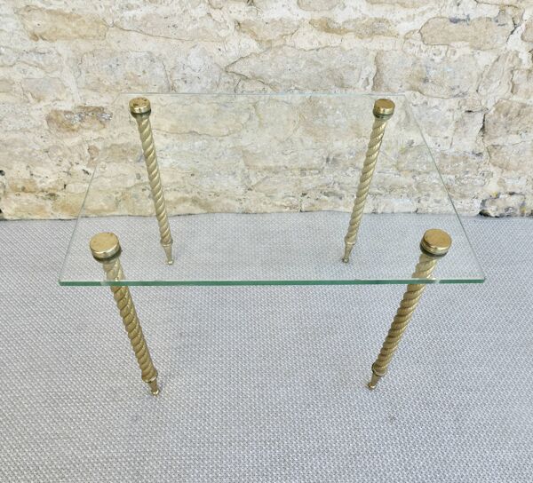 Bout de canapé, en verre et pieds torsadés en métal doré