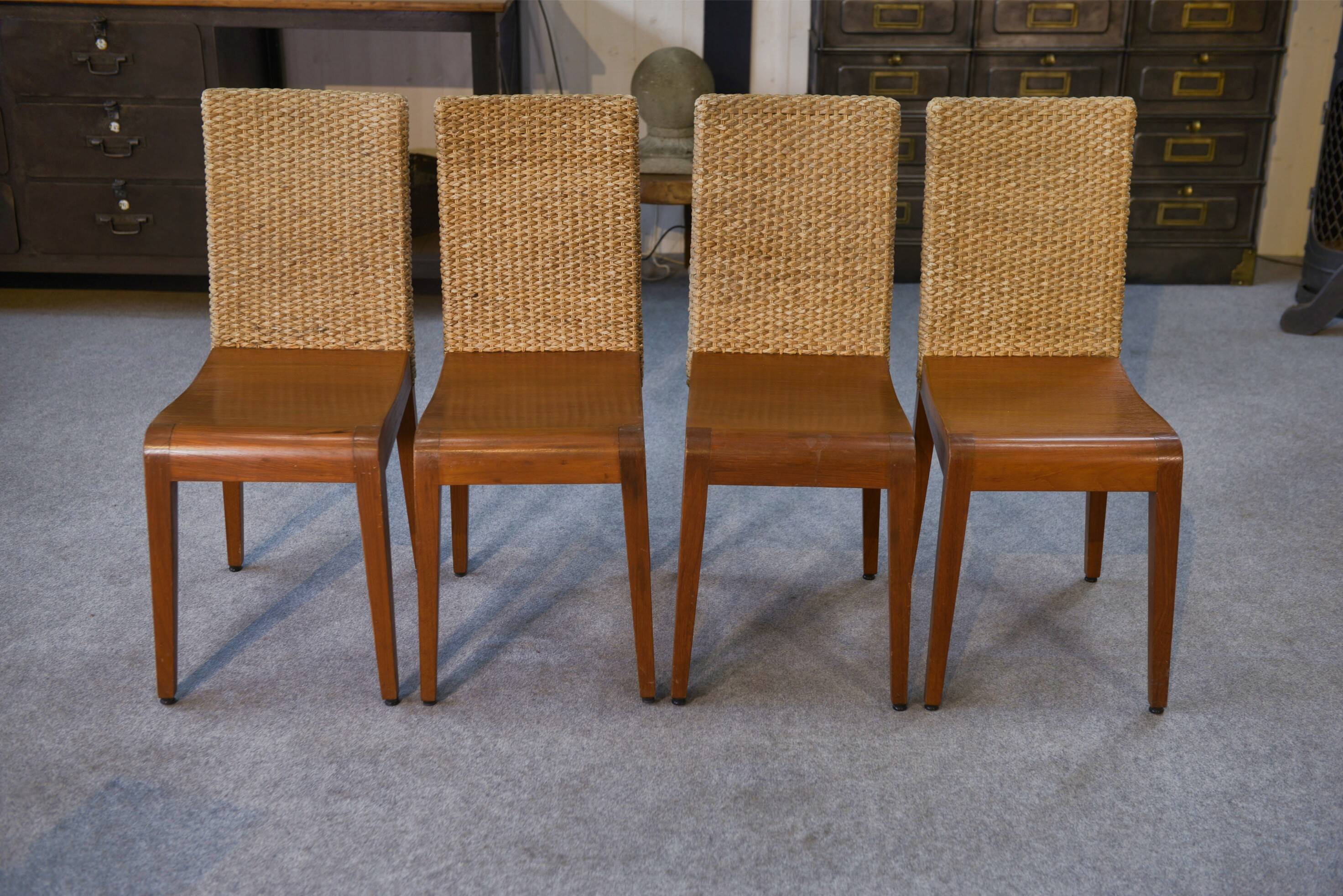 4 chaises éditées par Yothaka