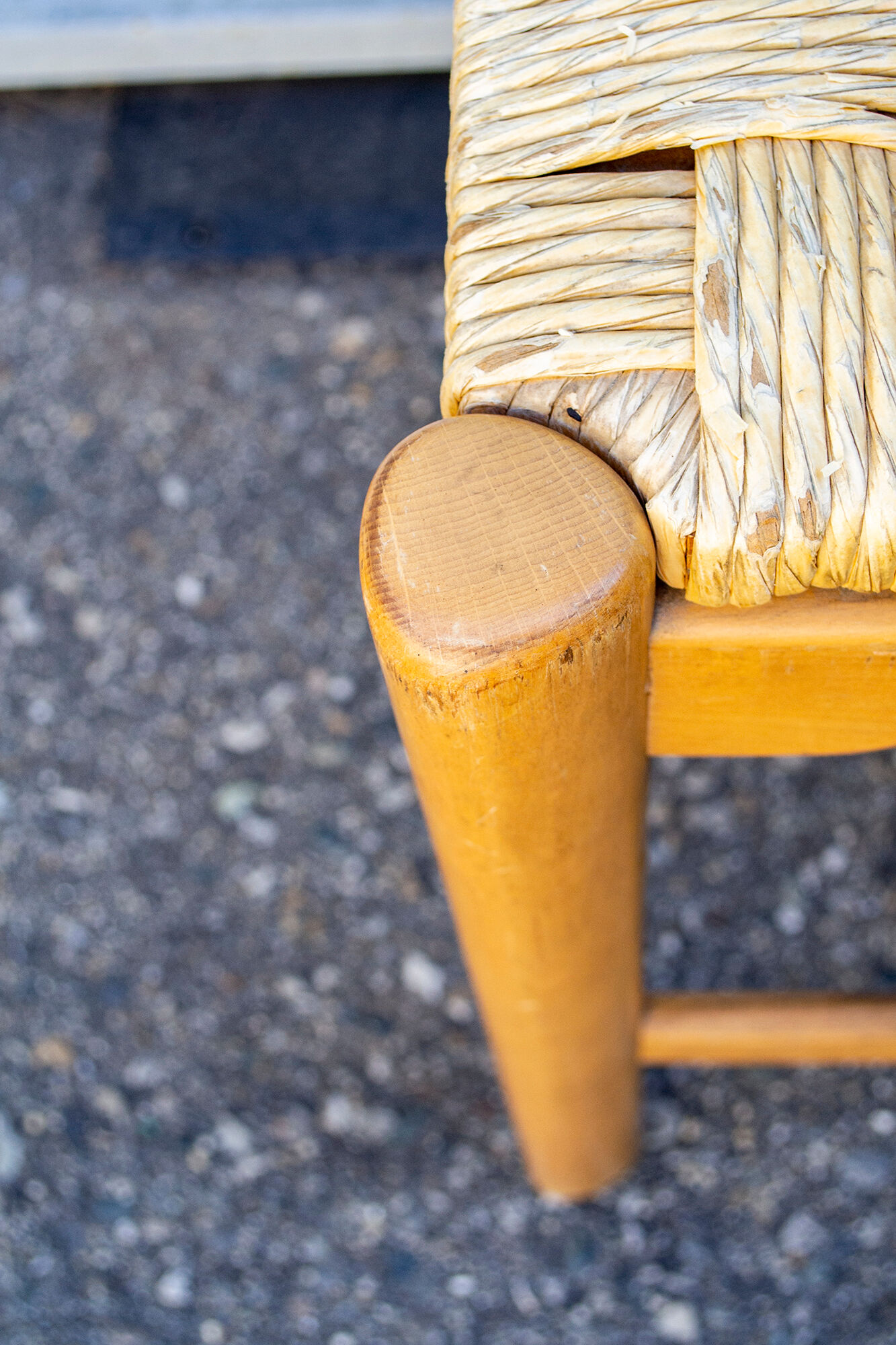 Quatre tabourets en bois et en paille 70s