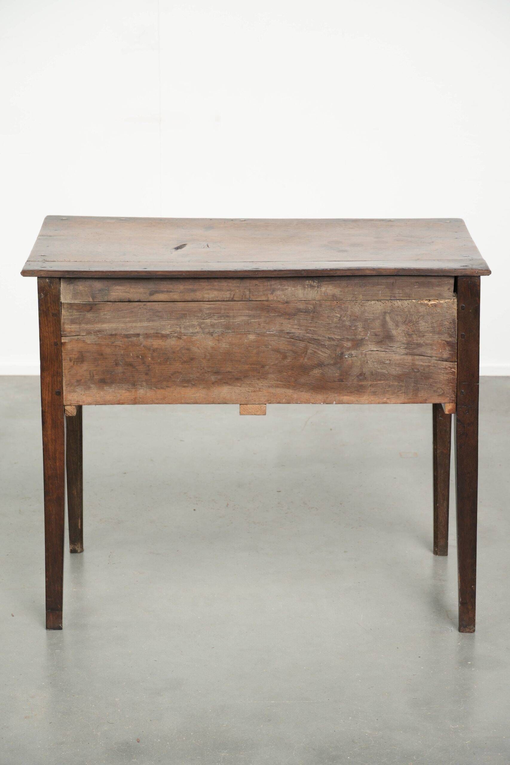 Table basse anglaise antique de style lowboy du XVIIIe siècle en chêne.